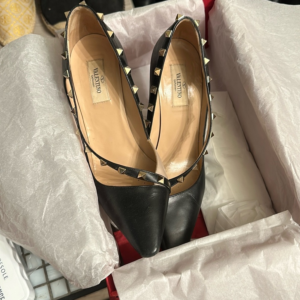 Used in good condition Comes with original box, dust bag, extra heel inserts.